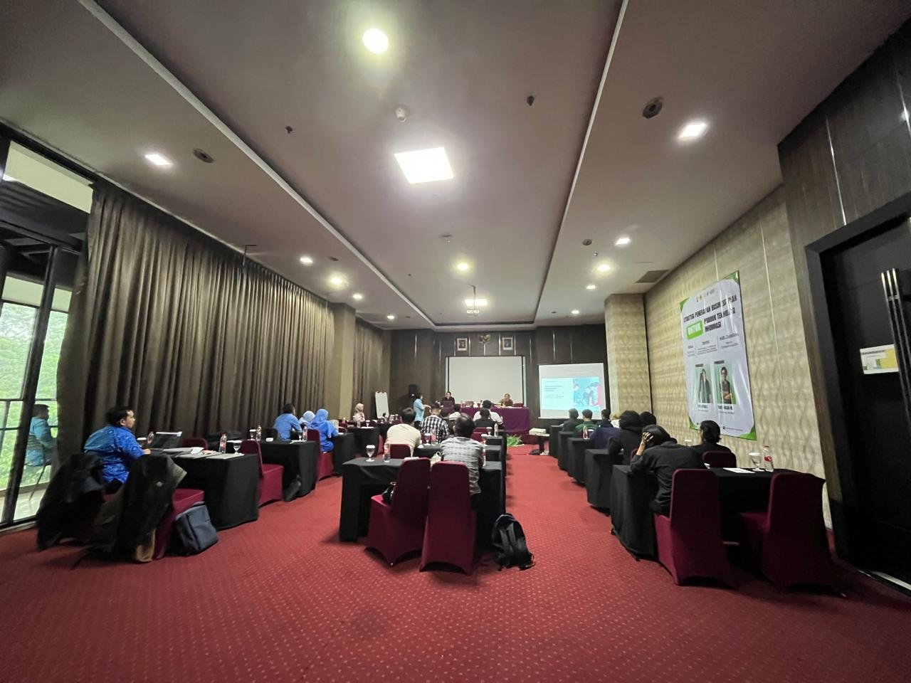 Pemberian Materi Penerapan Strategi Business Plan Produk Teknologi Informasi Bagi Mahasiswa dan Dosen Teknik Informatika Universitas Pasundan Bandung