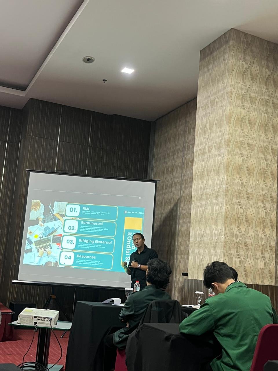 Pemberian Materi Penerapan Strategi Business Plan Produk Teknologi Informasi Bagi Mahasiswa dan Dosen Teknik Informatika Universitas Pasundan Bandung