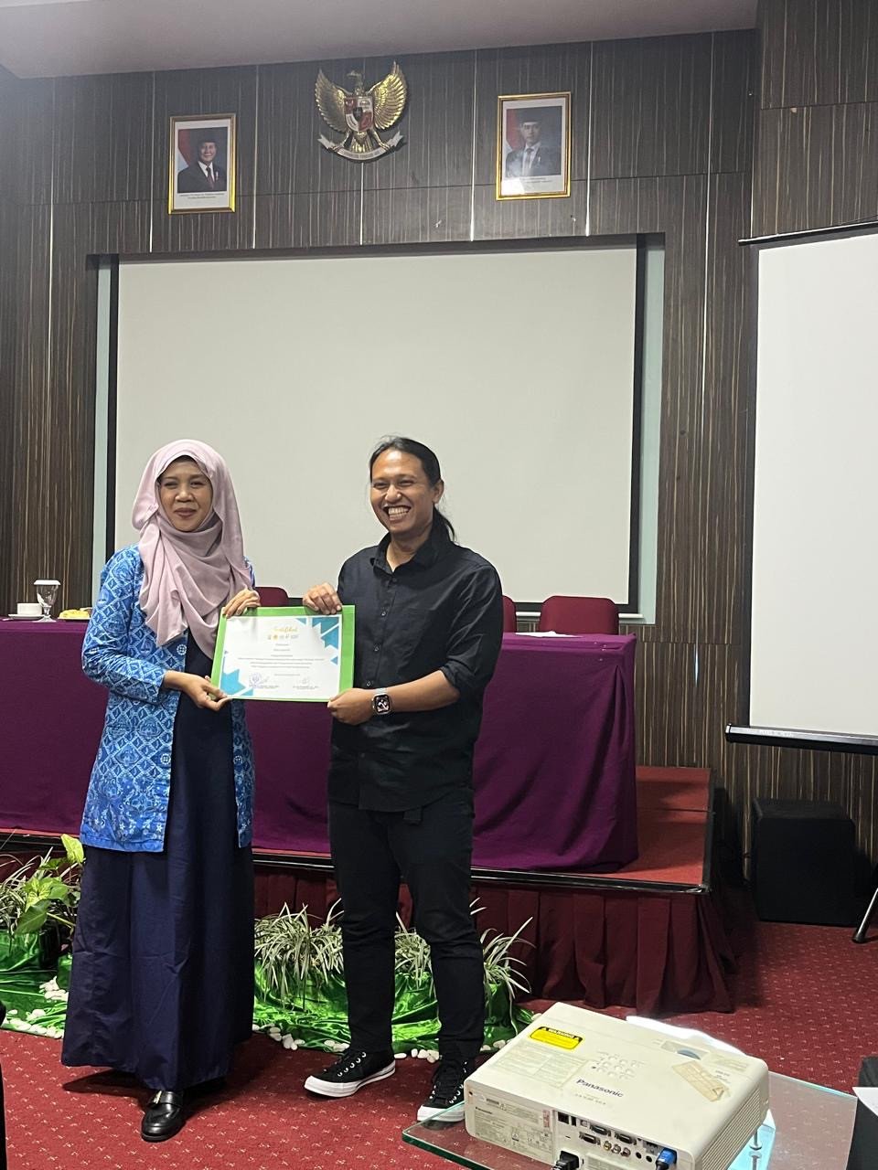 >Pemberian Materi Penerapan Strategi Business Plan Produk Teknologi Informasi Bagi Mahasiswa dan Dosen Teknik Informatika Universitas Pasundan Bandung